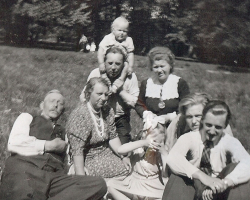 På skovtur (måske på Bakken)